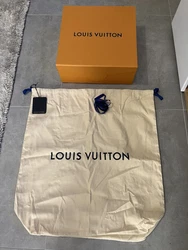 Housse Louis Vuitton authentique neuve dimensions 65-62cm, livrée avec boîte rangement.Livraison gratuite en mondial...
