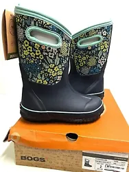 Bogs Classic. NW - floral pattern boots. Features 4-way stretch 100% waterproof upper. r ubber over a four-way stretch...