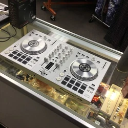 Pioneer DDJ-SB3 Digital DJ Controller LIMITED EDITION w/ cable and original box.