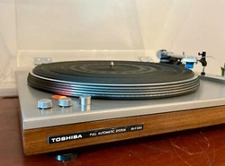 Belle platine révisée, nettoyée, graissée, vitesses vérifiées. Cellule neuve AT-VM95C avec diamant neuf.