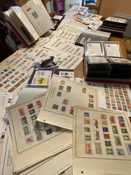 Collection ancienne sur feuilles d’album, collection plutôt oblitérés vu en prenant les photos. envoi en suivi...