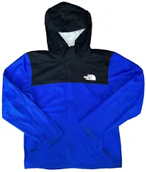 This mens jacket is a classic piece from the popular brand, The North Face. It features a full zip closure, indigo blue...
