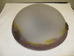 Jolie vasque declairage en verre marbré nuagé (violet jaune)signe GV croismare epoque art deco. GV correspond à...