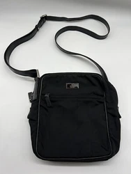 100% authentic vintage Gucci crossbody bag. Serial number is shown in pictures. Bag has some cracking and creasing on...