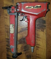 This Hilti FN200A air pneumatic nail gun is a reliable tool for all your nailing needs. With a maximum working pressure...