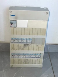 1 inter differentiel 63A 300mA. les fusible fourni avec le tableau. en bon etat. 7 disjoncteur 10A. 1 disjoncteur 32A.