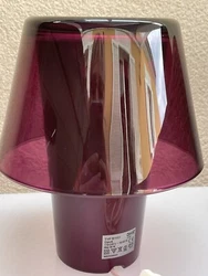 Lampe GAVIK ikea en verre bordeaux. En parfait état de conservation et de fonctionnement. Complète avec son pied ,...