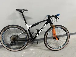 This 2020 Trek Supercaliber 9.7 size Large is ready to hit the trails and take on any challenge. With its advanced...