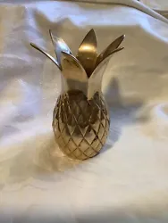 This vintage brass pineapple vase is a stunning addition to any decor collection. Its heavy weight makes it a sturdy...