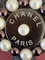 REGARDEZ BIEN LES PHOTOS VOUS ACHETEZ CE QUE VOUS VOYEZ PAS DE RETOUR bouton ancien Chanel monté sur badge avec du...