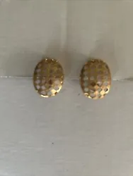 Add a touch of vintage glamour to your outfit with these stunning Monet earrings. Crafted in a beautiful gold tone,...