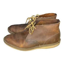 Elevate your style with these Red Wing Weekender Chukka Hawthorne 3322 Brown Leather Boots. Crafted from high-quality...