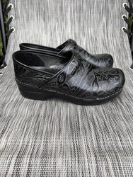 Dansko Pro Black Tooled 37. Condition is Pre-owned. Shipped with USPS Priority Mail.