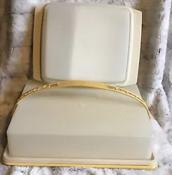 Vintage lot Tupperware ....Both in excellent condition. The sheet cake carrier has one slight yellow yellow wish mark...