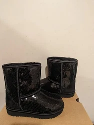 These are an authentic pair of Ugg Australia. Lined in our UGGplush™ wool blend for signature softness, its cushioned...