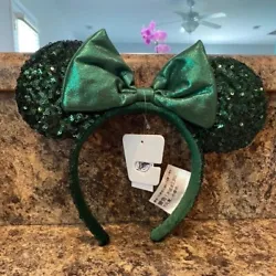 This Minnie Mouse ear headband is full sparkle in sequins. Minnie Mouse ear headband. 1 X headband. Size: One Size Suit...