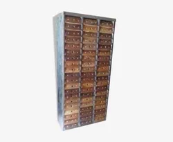 60 tiroirs format A 4 façade noyer rivetée avec prise de doigt en perforation et bâti acier poli vernis.