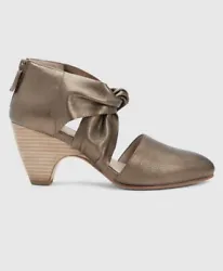 Elevate your shoe collection with these chic Eileen Fisher Mary Knotted Metallic Leather Pumps in size 9. The sleek...