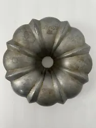 Vintage BUNDT Pan Northland USA Cast Aluminum Fluted Tube Cake Mold Pan Made in MinneapolisThanks for looking!