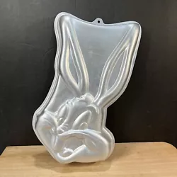 VINTAGE 1992 WILTON THE WASCALLY OLD RABBIT BUGS BUNNY CAKE PAN in great condition for a vintage item. Please view...
