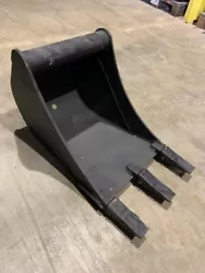 Godet de tranchée 400mm pour mini pelle 2.5T Largeur : 400mm. Poids : 53 Kg.