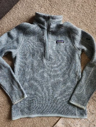 Made for comfort and style, this pre-owned jacket is perfect for those who enjoy adventurous activities. Good used...