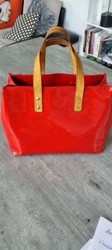 JOLI PETIT SAC A MAIN LOUIS VUITTON EN CUIR VERNIS ROUGE Hauteur 17,5 cms Largeur 23 cms Profondeur 10 cms bon état...