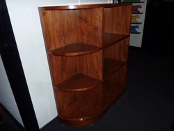 Essence de bois ?. Hauteur 1m / Profondeur 30 cm / largeur 80 cm (partie droite contre un mur). A retirer sur place...