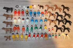 1 poney, je pense 1981. 1 veau, 1976, je pense aussi. Quelques chapeaux et une ceinture.