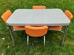 THIS SET IS IN VERY GOOD CONDITION FOR ITS AGE. SEE THE CLOSE UP PHOTO OF THE TOP OF THE TABLE. THE LEGS ON THE TABLE...