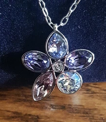 bijoux collier swarovski femme.  Authentique, dans son écrin d origine. J ai une bague également dans une autre...