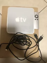 Apple tv generation 1 Occasion. Apple TV génération 1 avec sa télécommande neuve. Le plastique de protection a...
