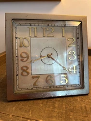 Pendule, horloge de table avec aiguille réveil. Poids: 1,123 K.