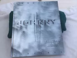 Johnny Hallyday Livre photographies de Daniel Angeli haut 33 cm larg 29 cm épaisseur 3 cm 255 pages