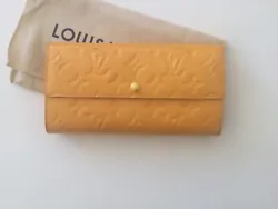 Portefeuille Louis Vuitton10cartes, cuir de veau verni jaune embossé monogramme LVVendu avec DUSTBAG et boîte Taches...