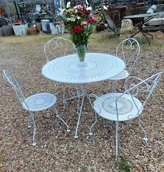 Ancien Salon de jardin en fer forgé. table plateau 95 x 95 x haut 72 cm. monture en métal /couleur blanc.