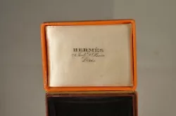 Etui à bijoux ancien de la maison Hermès. Antique jewelry case from Hermès. The case is in good condition. A little...