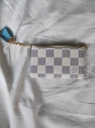 Authentique Porte Feuille Compagnon Damier Zippy Louis Vuitton. Légers défauts sur la boîte avec le reste de...