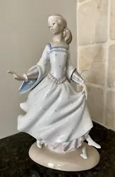 Vintage LLADRO Porcelain Figurine CINDERELLA #4828 Spain Mint Condition. Condition is Used. Shipped with USPS Priority...
