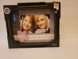 Bed Bath & Beyond 6x4 sisters picture frame (3d/shadow box style frame). Condition is 