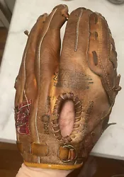 VINTAGE rawlings LEFT HAND GLOVE /RIGHT HAND THROWER BASEBALL glove . Vintage condition Model number 6592