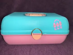 This Vintage Caboodles On The Go Girl Travel /Makeup/Jewerly/Art/ Nail/ case is ideal for keeping up with your needs !...