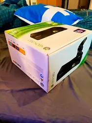 Microsoft Xbox 360 Slim 4 Go Console. La console fonctionne très bien et est en tres bon etat visuel.