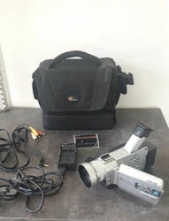Caméscope Sony DCR-TRV20E mini dvd +chargeur + câble tv + cassette + sacoche. Petite  rayure  sur  le  côté ...