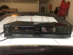 Vintage RARE Sony CDP-710 Compact Disc Player **No Remote**. POWERS ON. WILL NOT READ CDS