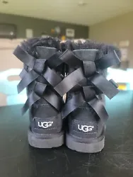 Toddlers Boots UGG Bailey Bow II Toddler Size 8 Black. Condition is Pre-owned. Shipped with USPS Ground Advantage.