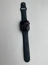 Apple Watch SE 44mm Boîtier en aluminium gris sidéral avec Bracelet Sport noir -.