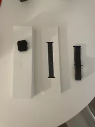 Apple Watch Series 6 44mm Boîtier en aluminium gris sidéral avec Bracelet Sport.