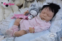 Carlyne est issue du kit Willa n° 1074/1800 by Cassie Brace. Vous aurez limpression de porter un vrai bébé. Elle...