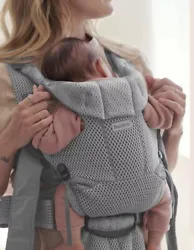 This BabyBjörn baby carrier is the perfect way to keep your little one close while on the go. With its airy mesh...